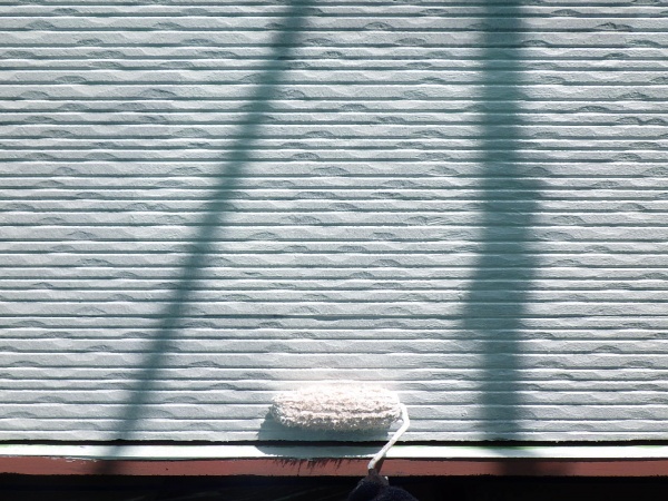 外壁面の下塗り中です