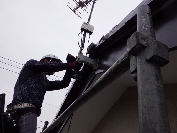 アンテナ金具の移設中です
