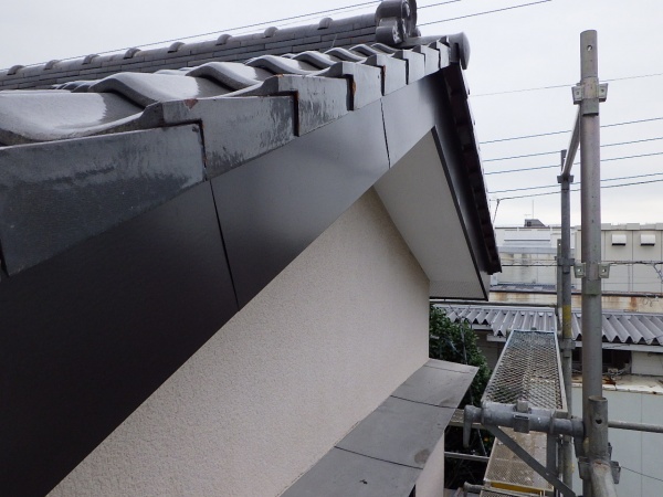 ２階部分の破風板金取り付けが終了しました