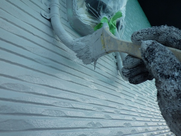 外壁中塗りの刷毛塗装中です