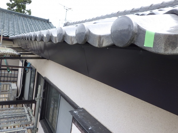 ２階部分の破風板金取り付けが終了しました