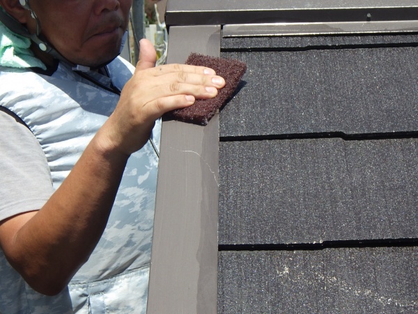 屋根板金部のケレン中です