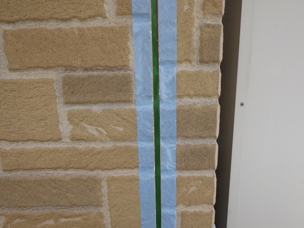 外壁目地の養生をしました