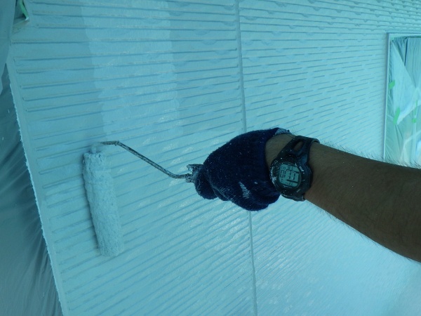 上塗りローラー塗装中です