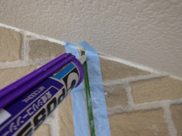 シーリング材の塗布中です