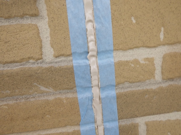 シーリング材の塗布中です