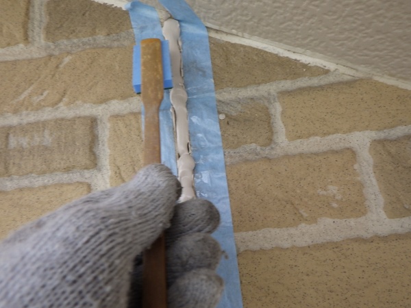 シーリングの均し中です