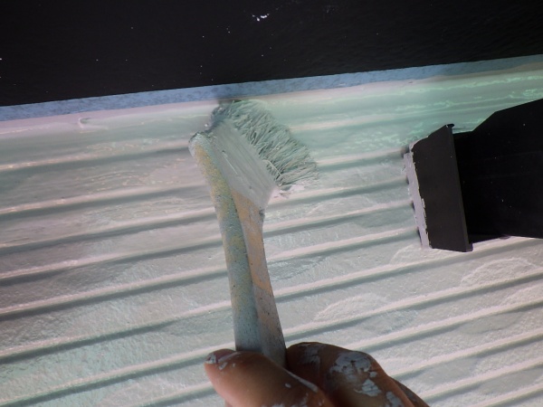 ２回目刷毛塗装中です