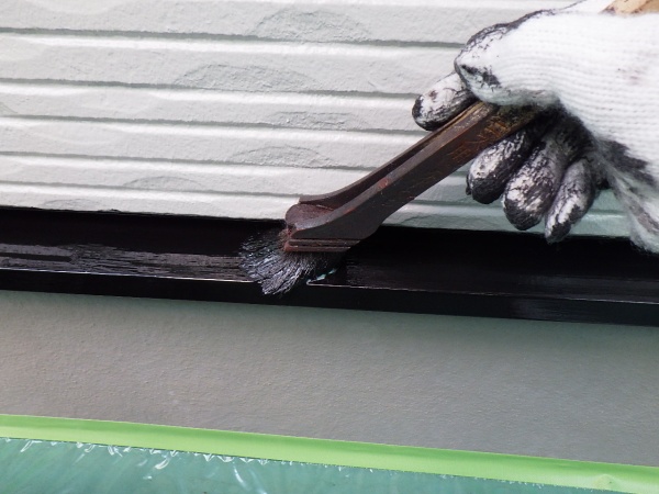 土台水切りの上塗り中です