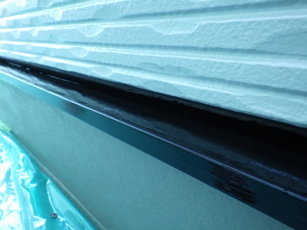 土台水切りの上塗り終了です