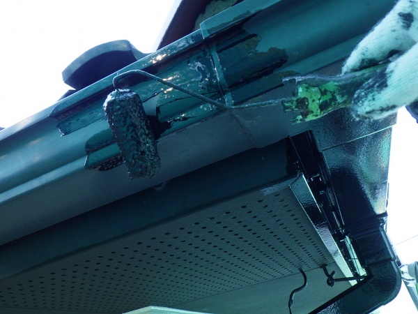 軒樋の中塗り中です