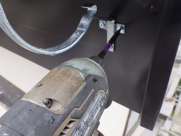 軒樋金具の取り付け中です