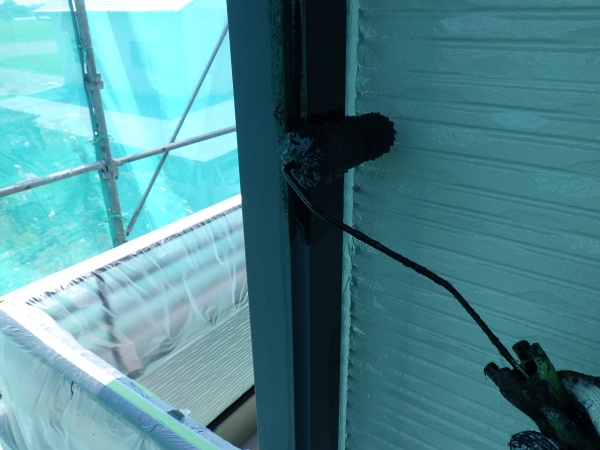 竪樋の上塗り中です