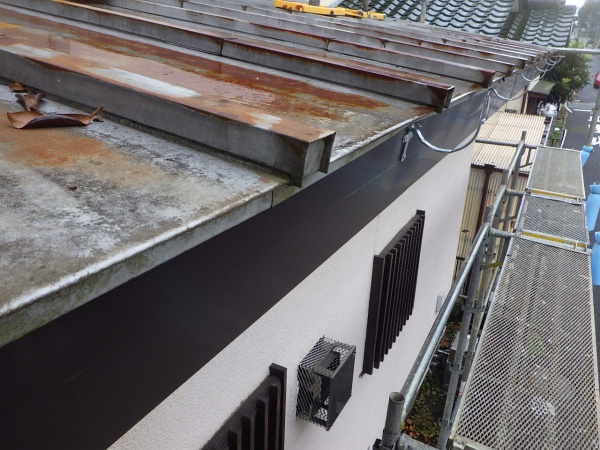 軒樋金具の取り付け終了です