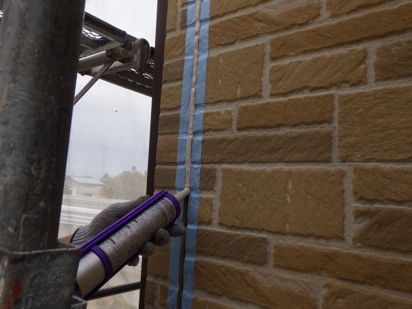 シーリングを塗布中です