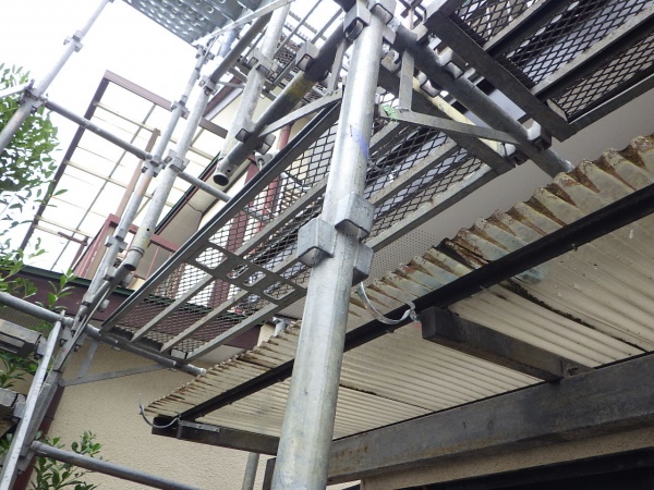 テラス屋根の軒樋金具取り付け終了です