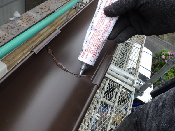 軒樋を取り付けました