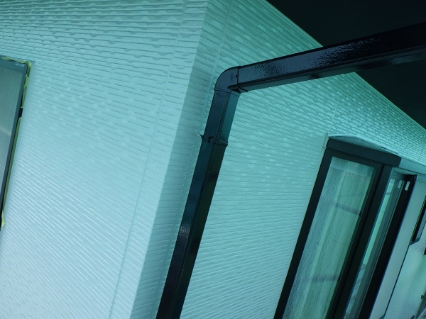 竪樋の上塗り終了です