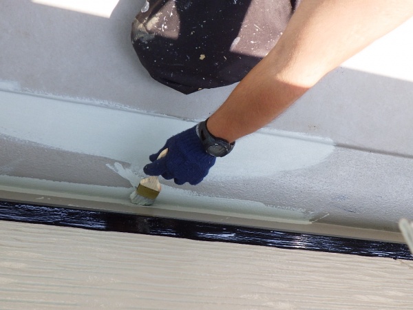 ベランダ防水の１回目塗装中です