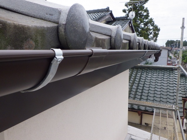 軒樋同士を繋ぎました