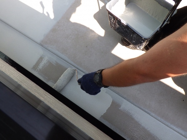 ベランダ防水の１回目塗装中です