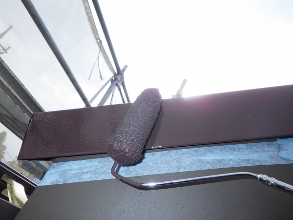 屋根板金部の上塗り中です