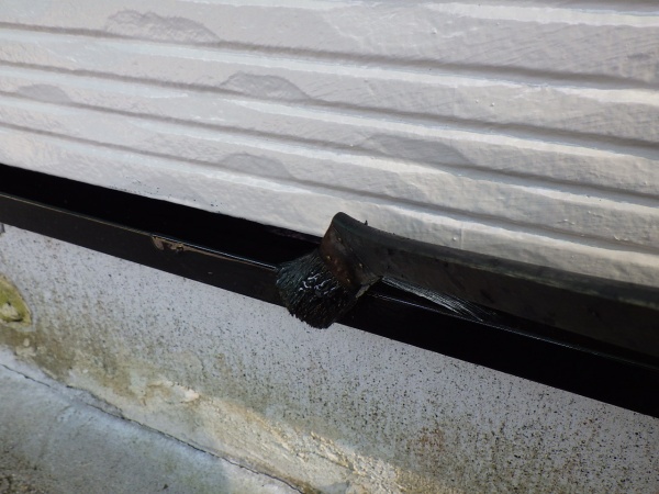 刷毛で塗り込みます