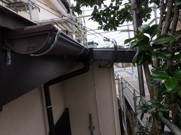 集水器と竪樋を繋ぎました