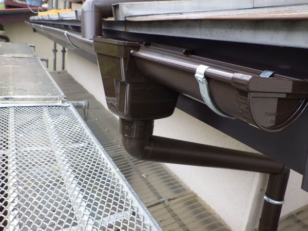 集水器と竪樋を繋ぎました