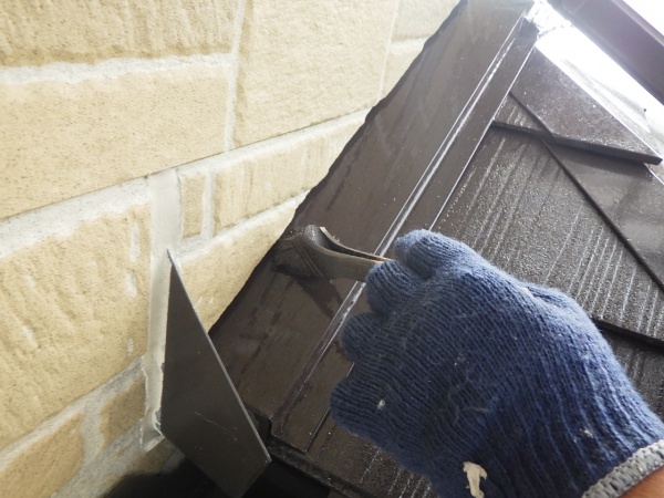 屋根板金部の上塗り中です