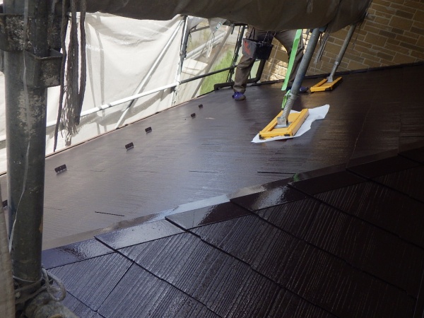 下屋根の上塗り塗装中です