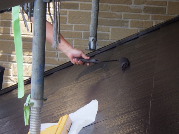 下屋根の上塗り塗装中です