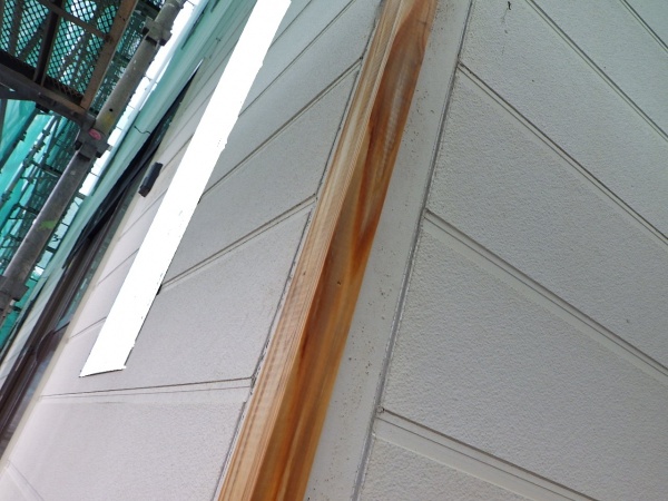 出隅の胴縁を取り付けました