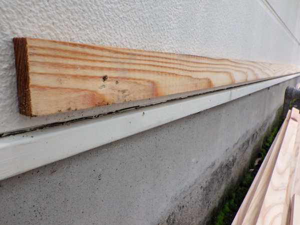 水切り胴縁の取り付け中です