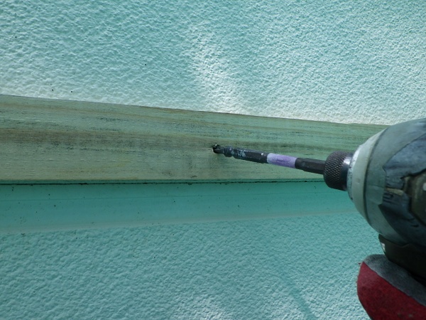 胴縁の取り付け中です