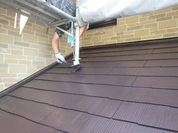 足場足を入れ替えて上塗り中です