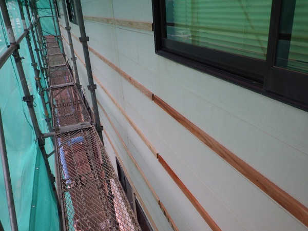 １階西面の横胴縁の取り付け完了です