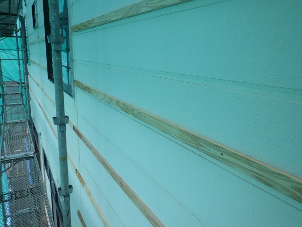 １階西面の横胴縁の取り付け完了です