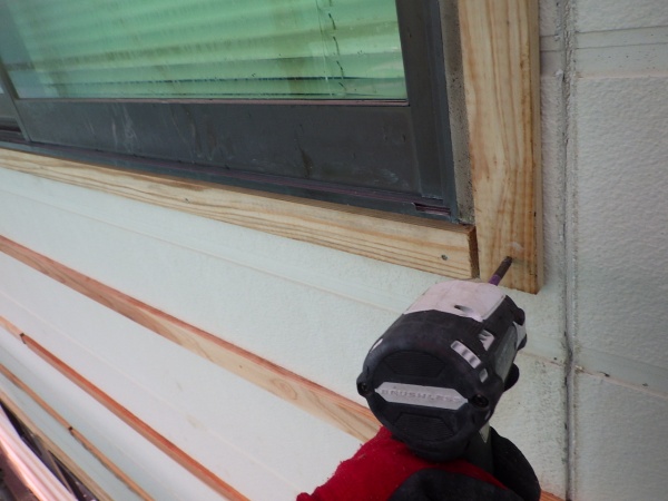 窓周りの胴縁取り付け中です
