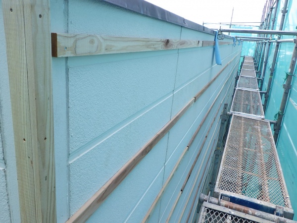 西面の胴縁取り付けが終了しました