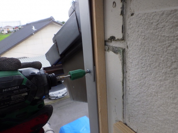 L字アングルの取り付けです