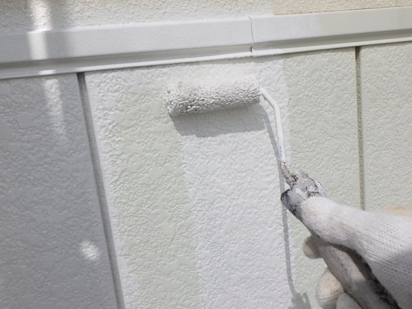 サイディングの下塗り中です