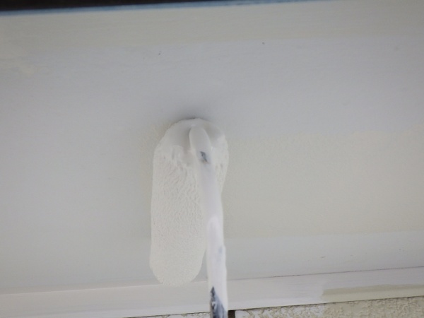 軒天１回目刷毛ローラー中です