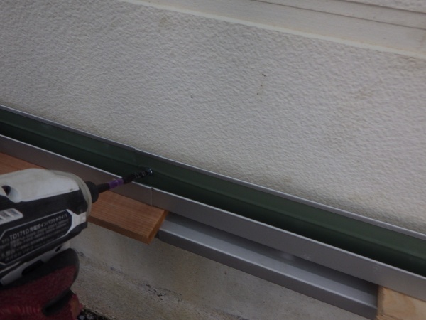 穴あきに切縁の取り付け中です