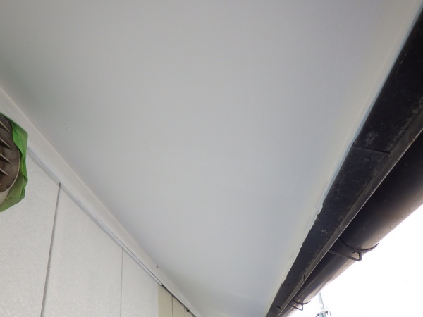 軒天１回目塗装終了です