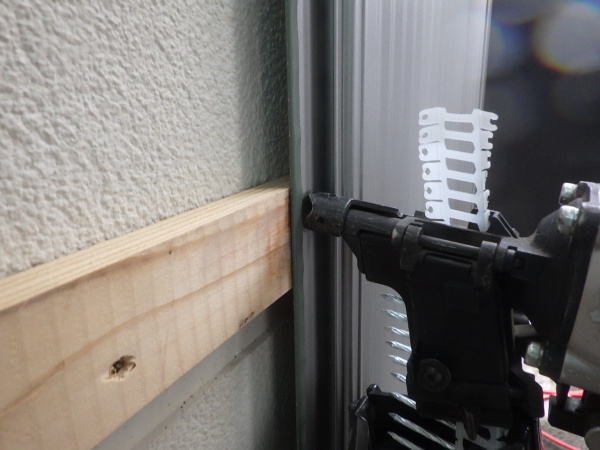 金属サイディングの取り付け中です