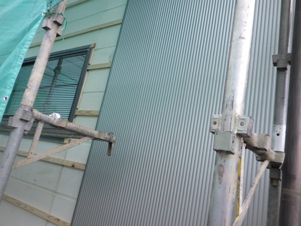 金属サイディングの取り付け中です