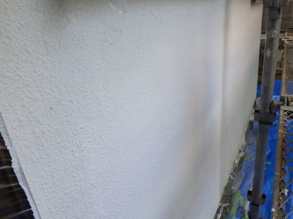 リシン外壁面の下塗り終了です