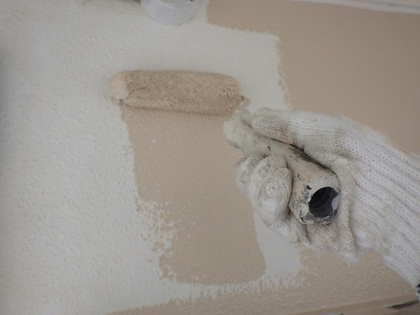 リシン外壁面のローラー中塗り中です