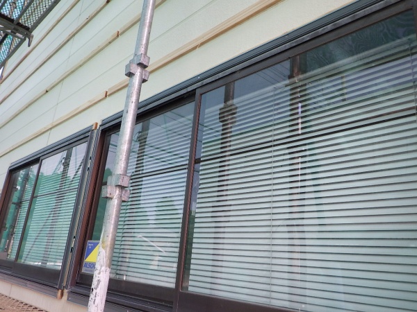 窓周りに目地受けを取り付けました